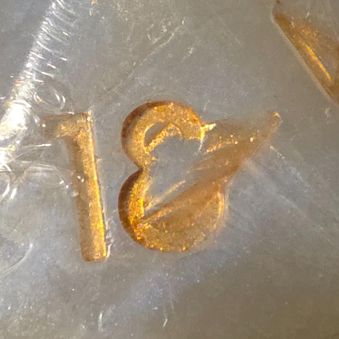 D20 oversized soap with dice set inside | Plane White (defective goods)